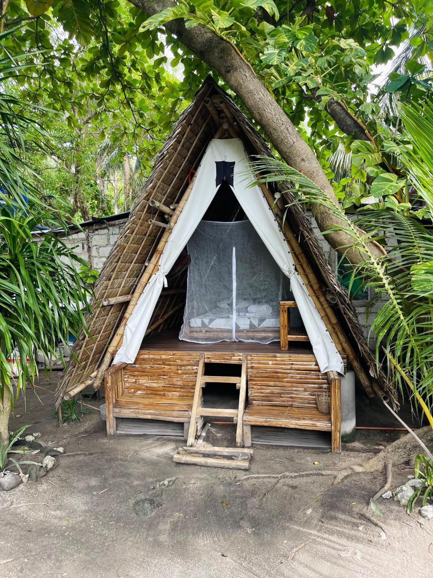 Georgia'S Neverland Hostel Malapascua ö Exteriör bild